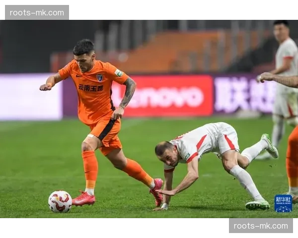 云南玉昆乔迪战术布置精准，高位防线造越位限制泰山进攻